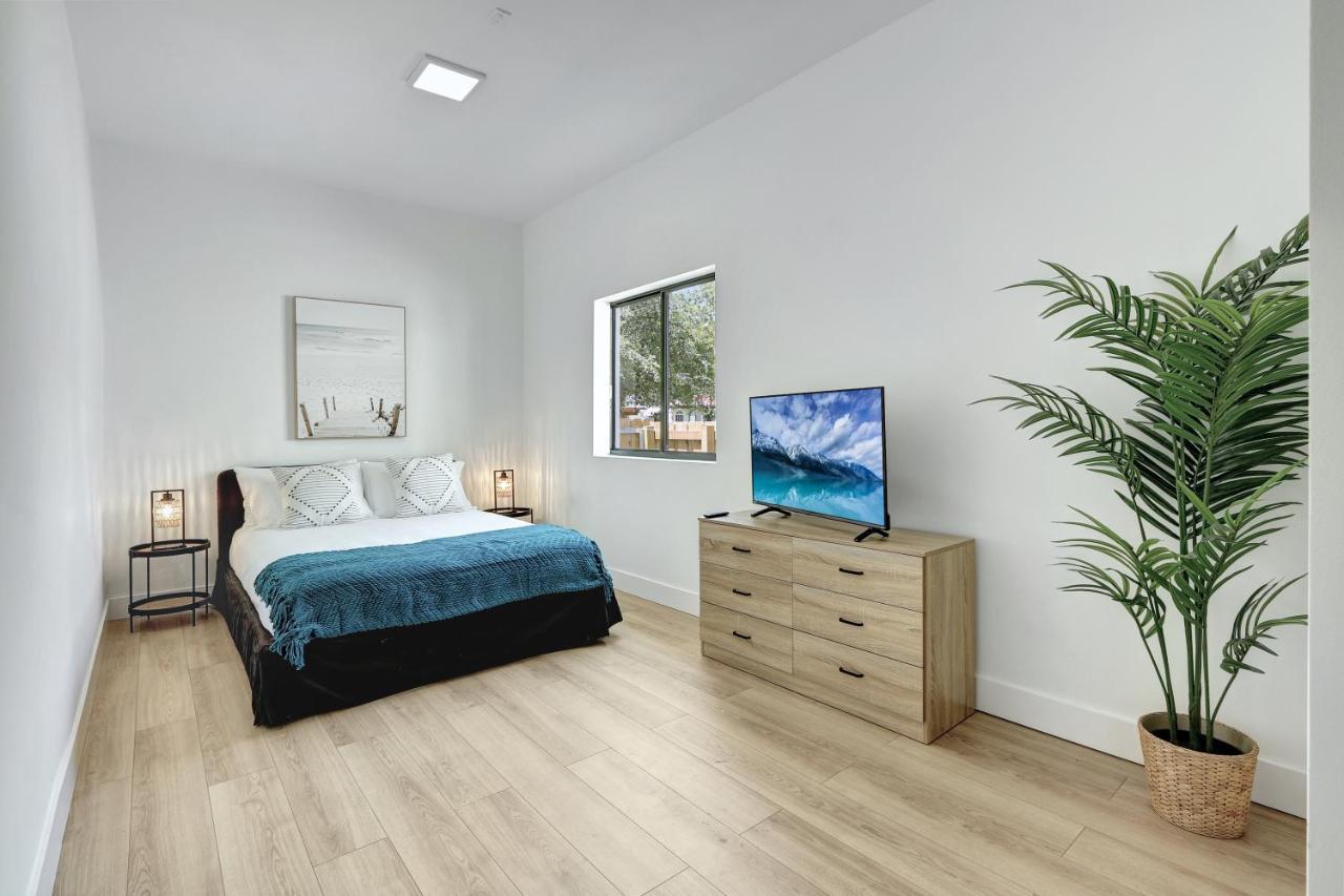 Radiance - Modern Design, Poolside Escape Holiday home