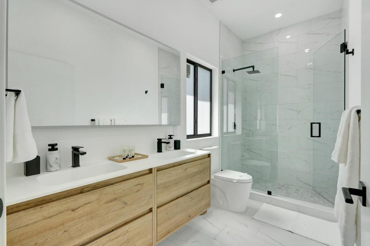 Radiance - Modern Design, Poolside Escape Holiday home *
