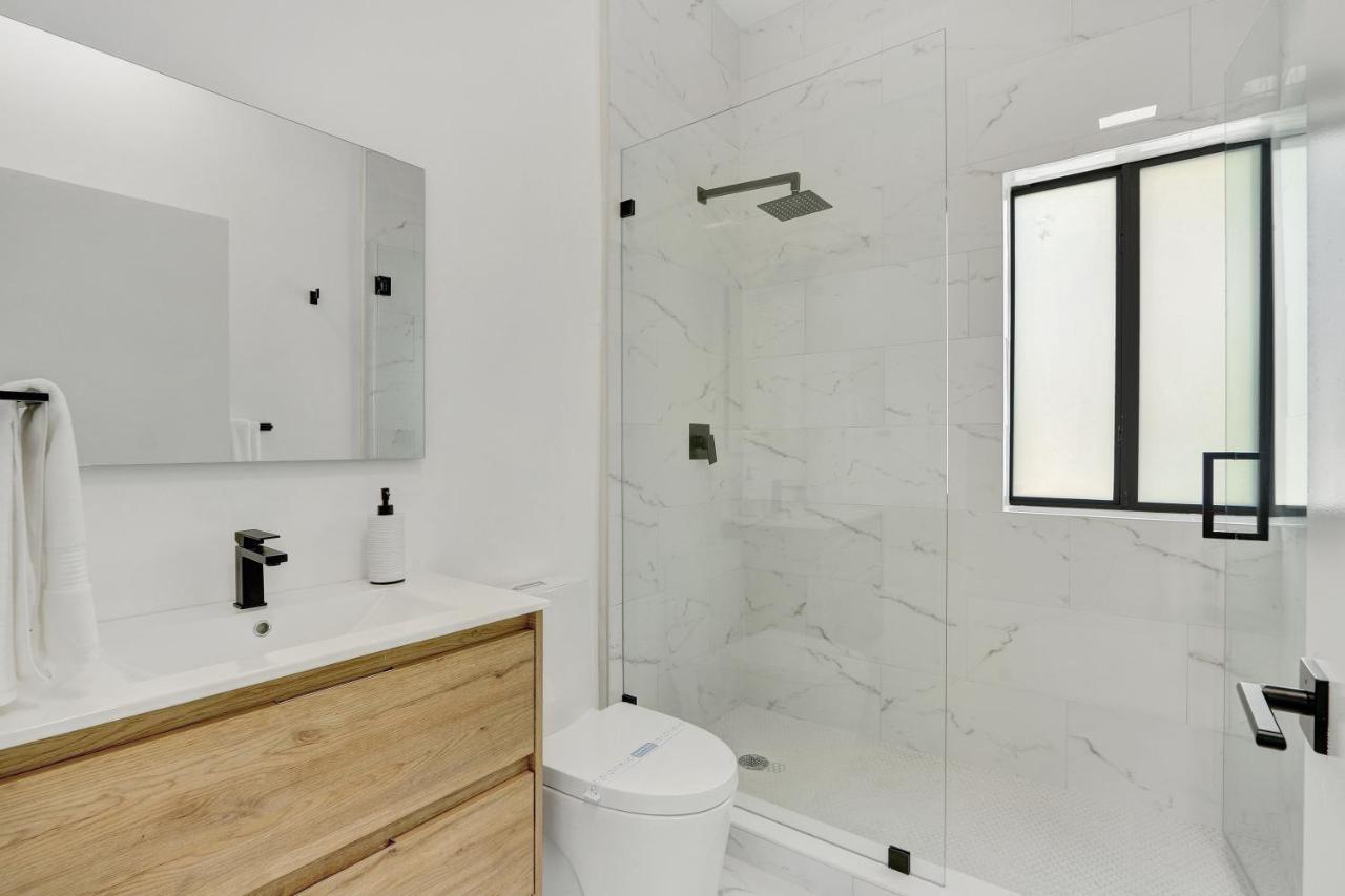 Radiance - Modern Design, Poolside Escape Miami