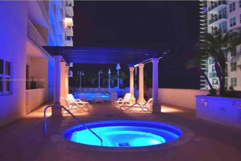 Location - Boho Brickell-spectacular Views-walk, Wi-fi, Water Apartment Miami