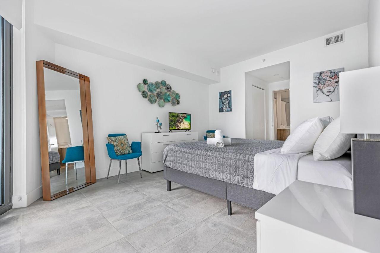 Exclusive High-rise In Edgewater Apartment