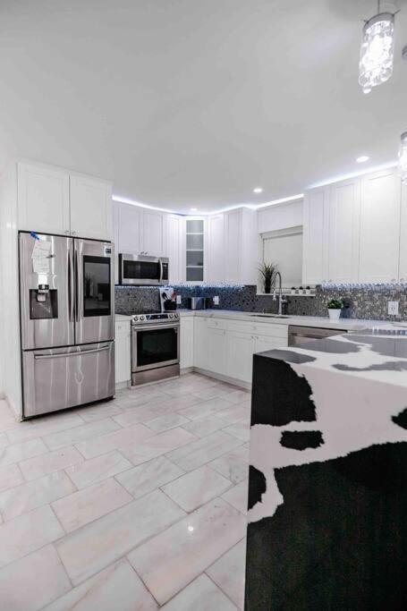 Exquisite Luxe 3 Bed With Hot Tub!