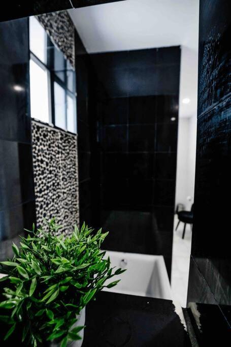 Exquisite Luxe 3 Bed With Hot Tub! Miami