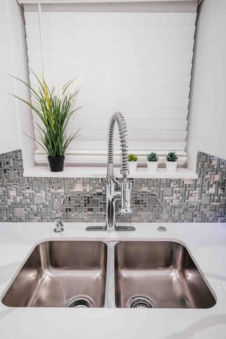 Exquisite Luxe 3 Bed With Hot Tub! Villa
