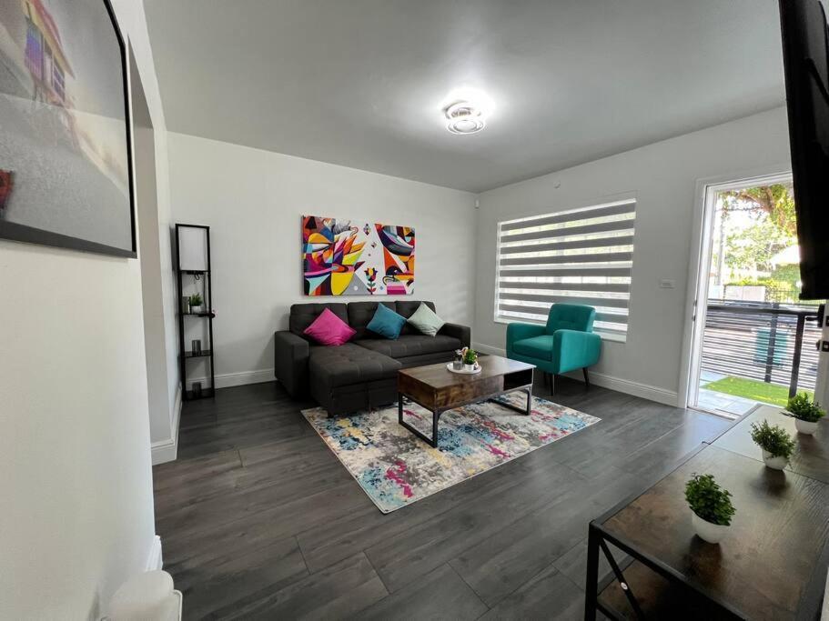 Stylish 2/1 Centrally Located!