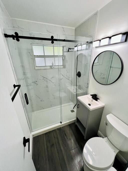 Stylish 2/1 Centrally Located! Apartment *