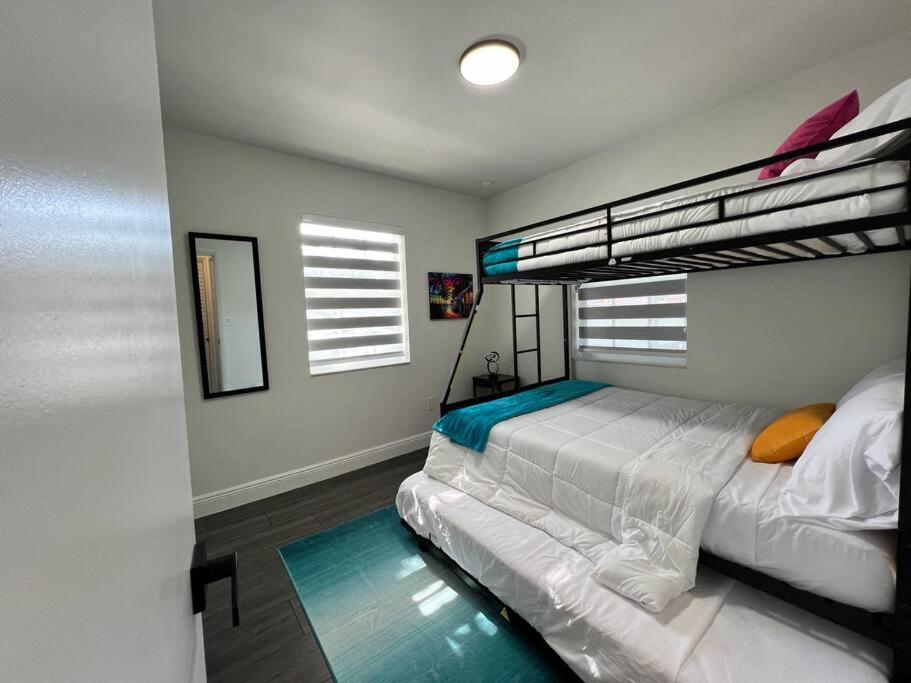 Stylish 2/1 Centrally Located! Miami
