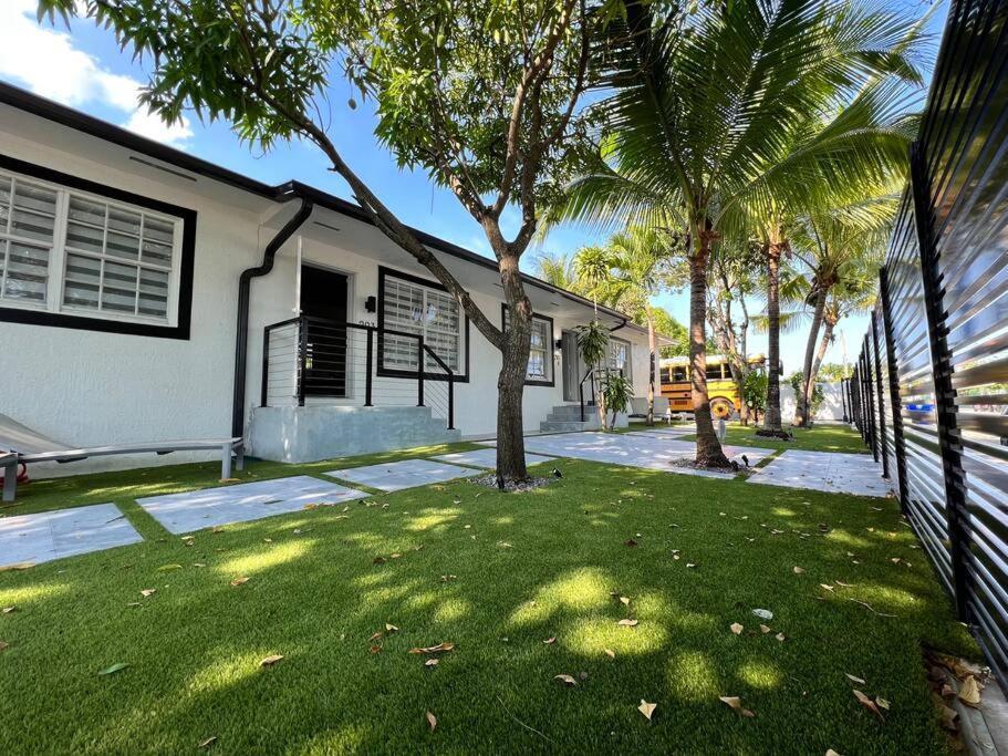 Stylish 3/2 Centrally Located! Apartment