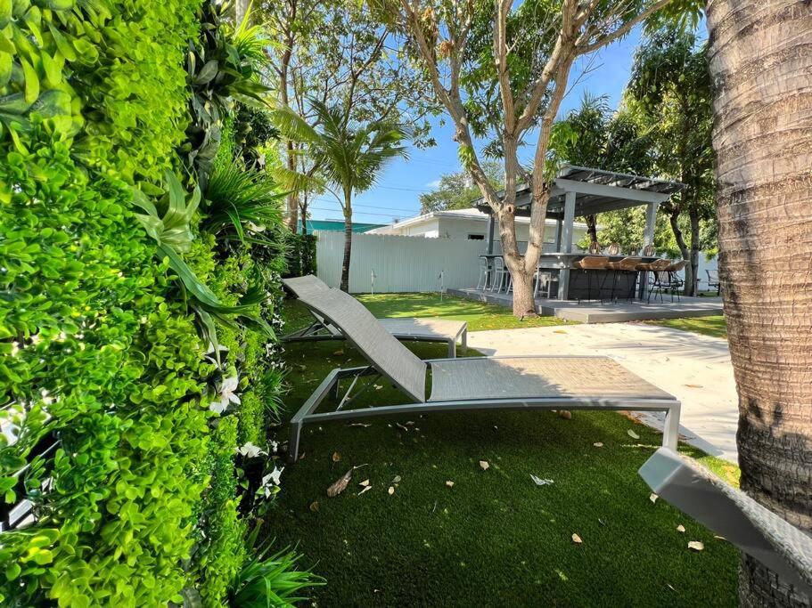 Stylish 2/1 Centrally Located! Apartment