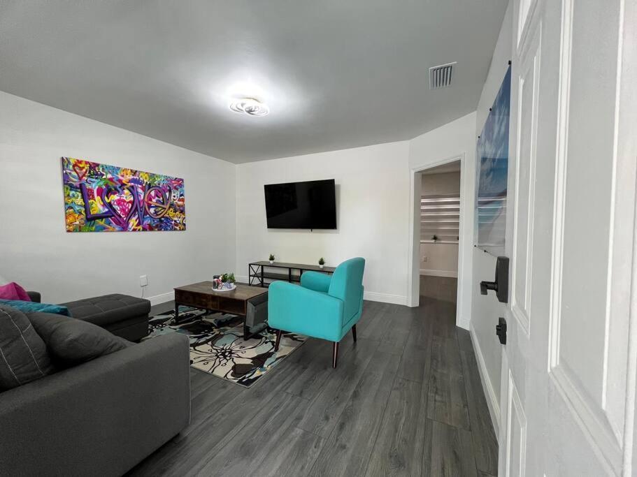 Stylish 3/2 Centrally Located! Apartment
