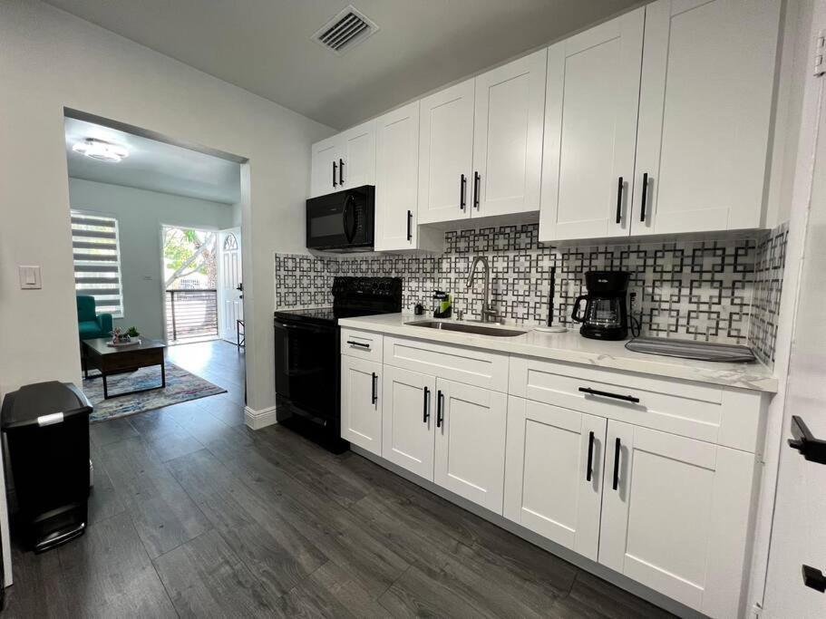 Stylish 2/1 Centrally Located! * Miami