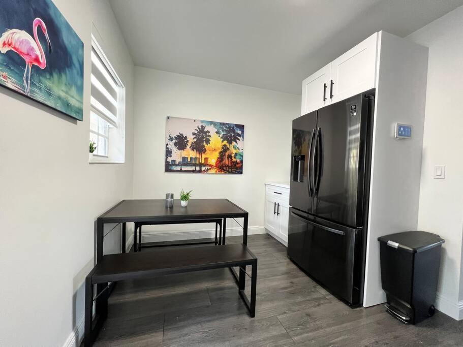 Apartment Stylish 2/1 Centrally Located! Miami