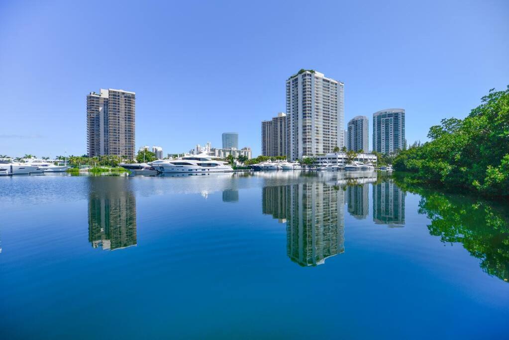 Deluxe Yacht Club Near The Apartment Miami