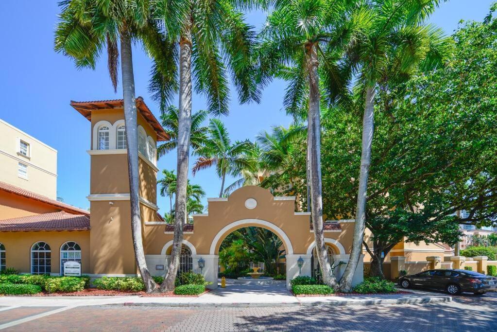 Deluxe Yacht Club Near The Miami