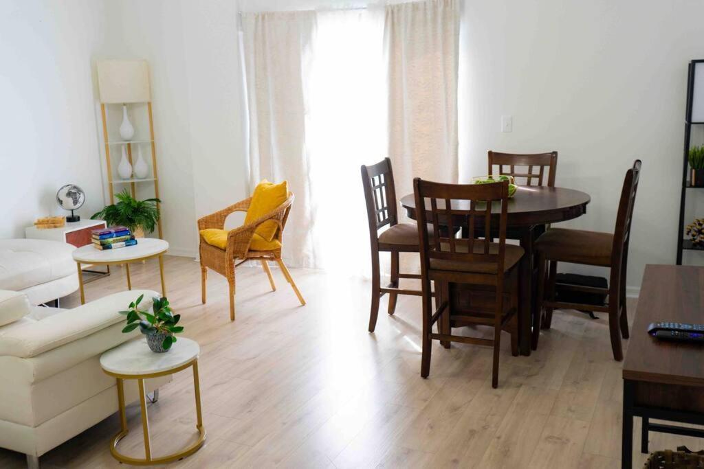 Newly Renovated 5 Min From Airport Apartment *
