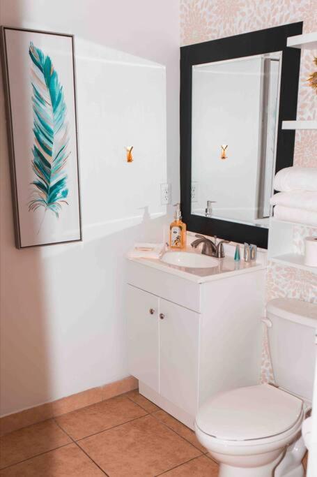 Newly Renovated 5 Min From Airport Apartment *