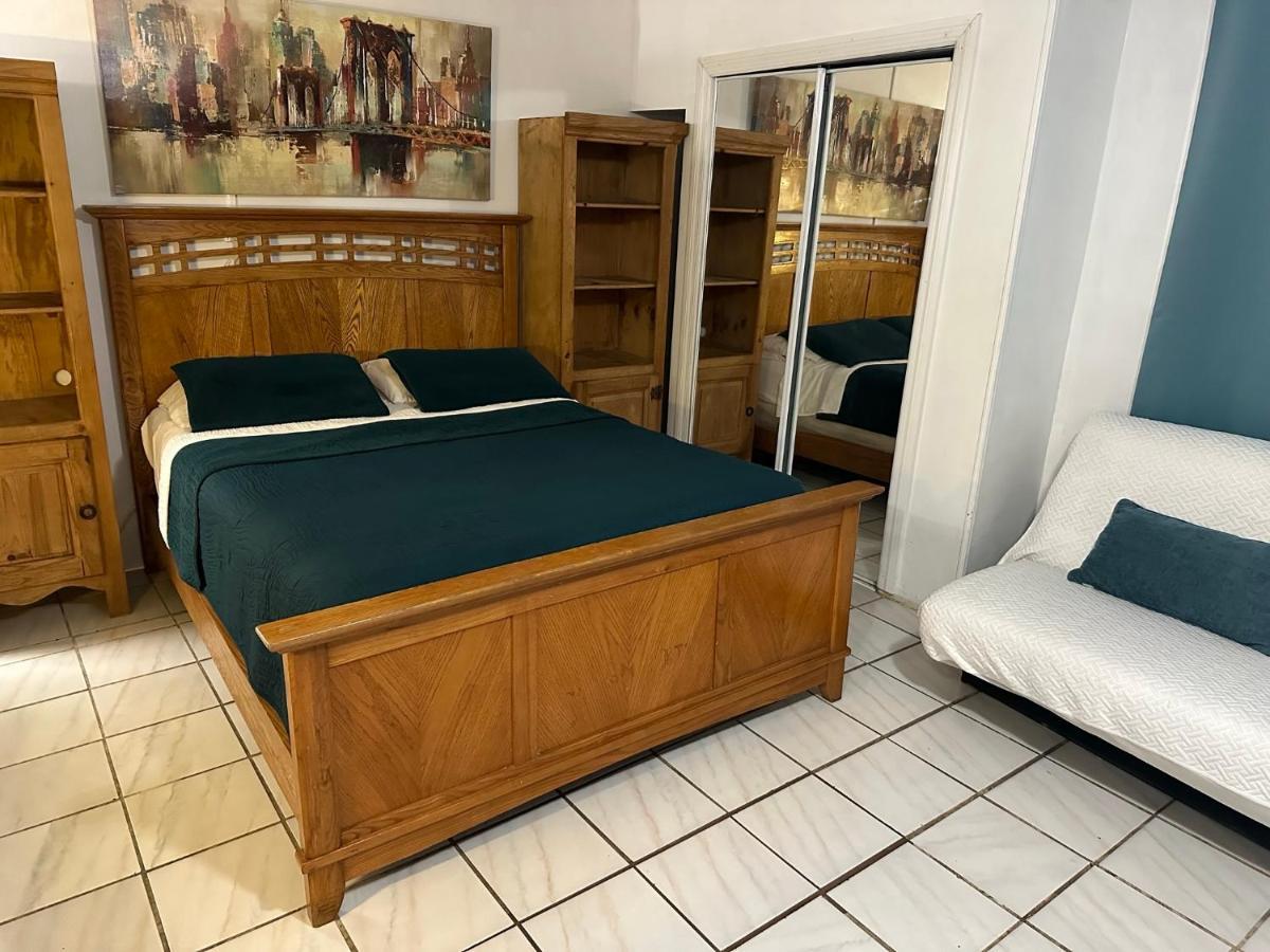 Apartment Cozy Queen Bed With 60 Inch Smart Tv, Netflix, Airplay, Mini-fridge, And 500 Mbps Wifi Near Fiu, Dolphin Mall, Airport *