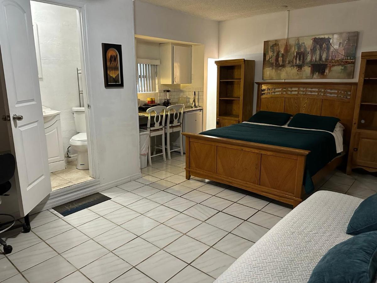 Cozy Queen Bed With 60 Inch Smart Tv, Netflix, Airplay, Mini-fridge, And 500 Mbps Wifi Near Fiu, Dolphin Mall, Airport Miami