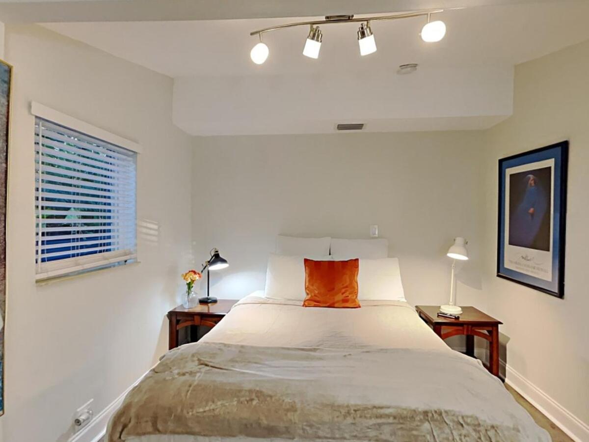 Townhouse With Patio, Gazebo, Free Parking, Centrally Located Holiday home Miami