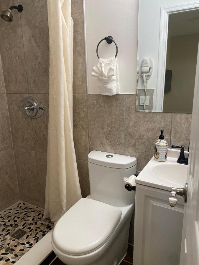 Townhouse With Patio, Gazebo, Free Parking, Centrally Located * Miami