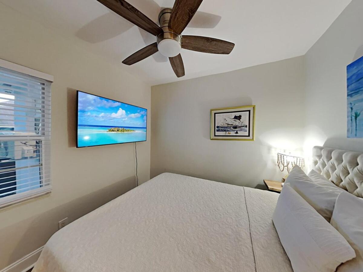 Townhouse With Patio, Gazebo, Free Parking, Centrally Located Holiday home *