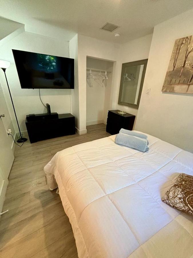 Casa de férias Quiet & Centrally Located House - Private Parking, Laundry And Storage For Luggage *