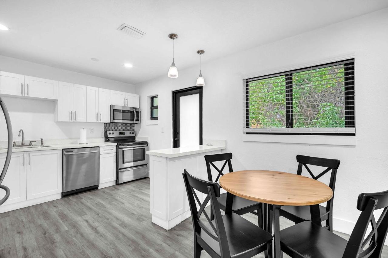 West Brickell - #3 - Renovated 2 1 & Parking Apartment Miami