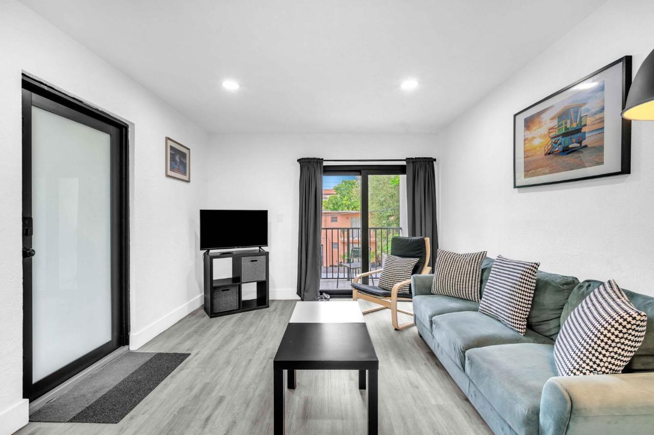 West Brickell - #3 - Renovated 2 1 & Parking Apartment Miami