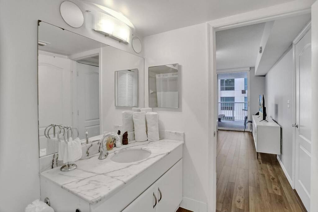 Superb Private Unit Perfectly Located In Brickell Apartment *
