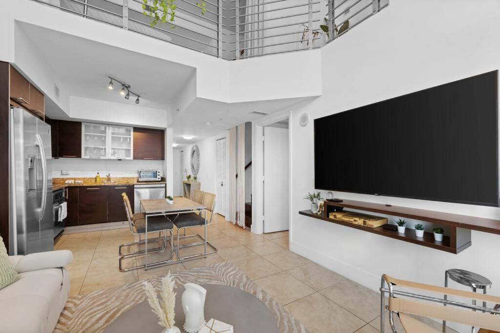 Stylish 3 Bed/2 Bath 2 Story Apartment *