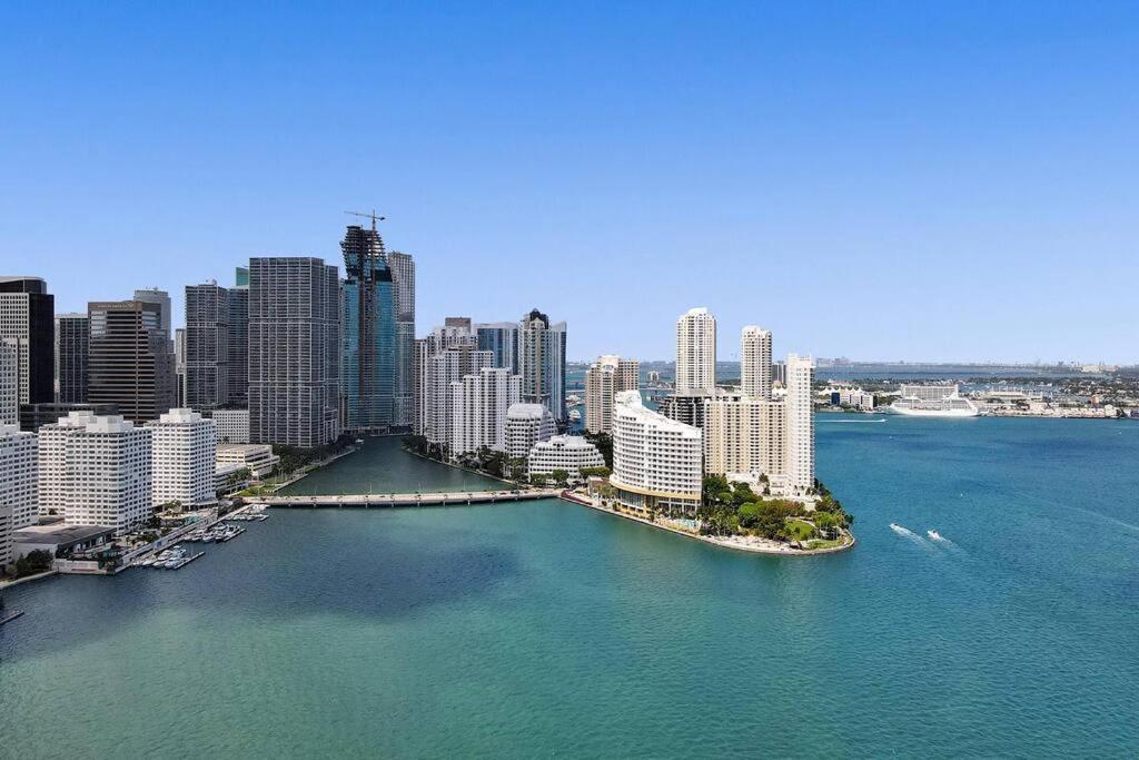 Superb Private Unit Perfectly Located In Brickell Apartment *