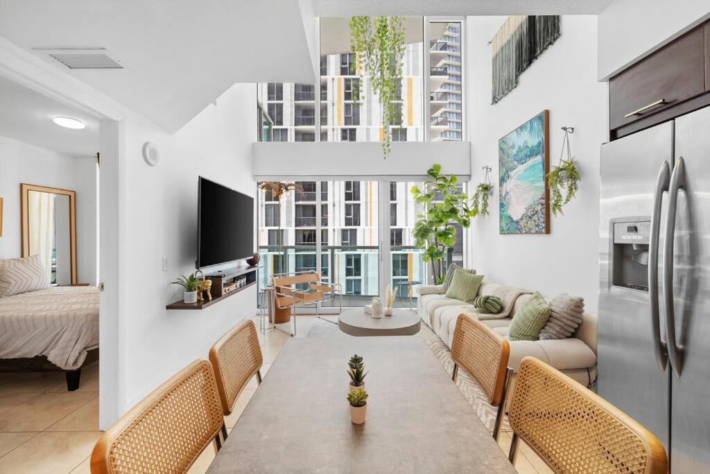 Stylish 3 Bed/2 Bath 2 Story Apartment
