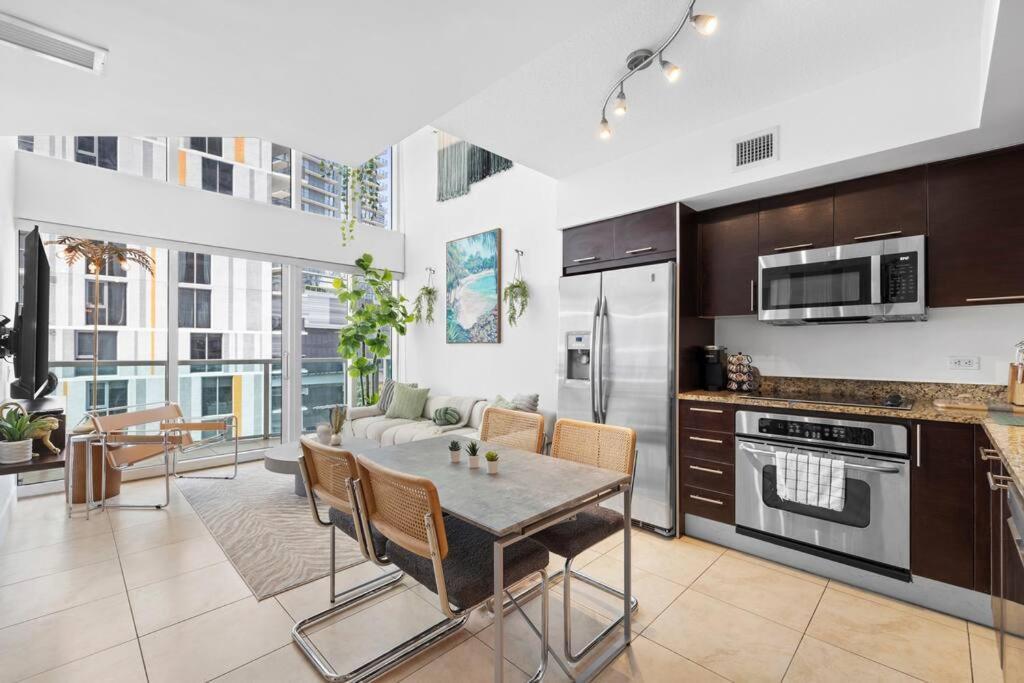 Stylish 3 Bed/2 Bath 2 Story Apartment *