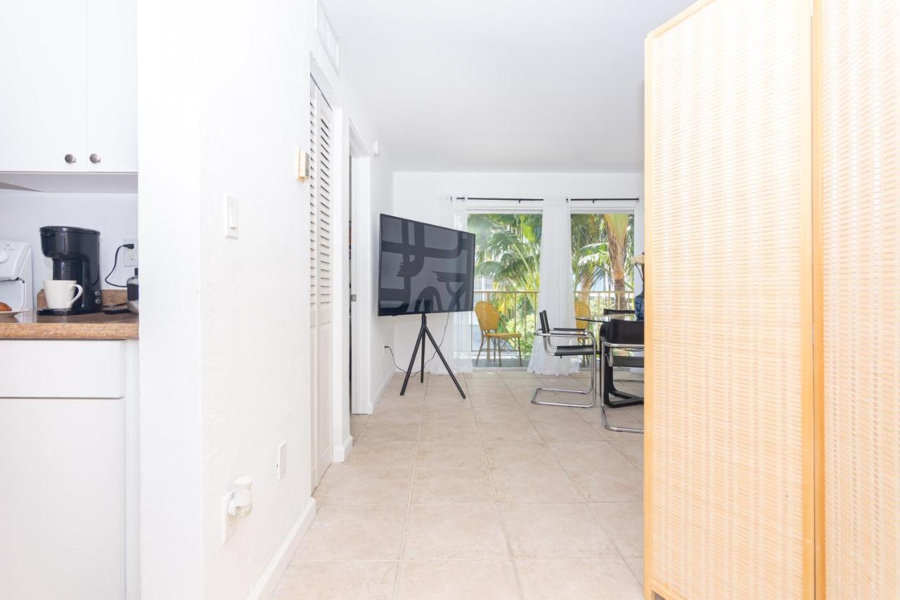 One Bedroom - With Parking & Balcony - Heart Of Wynwood Apartment *