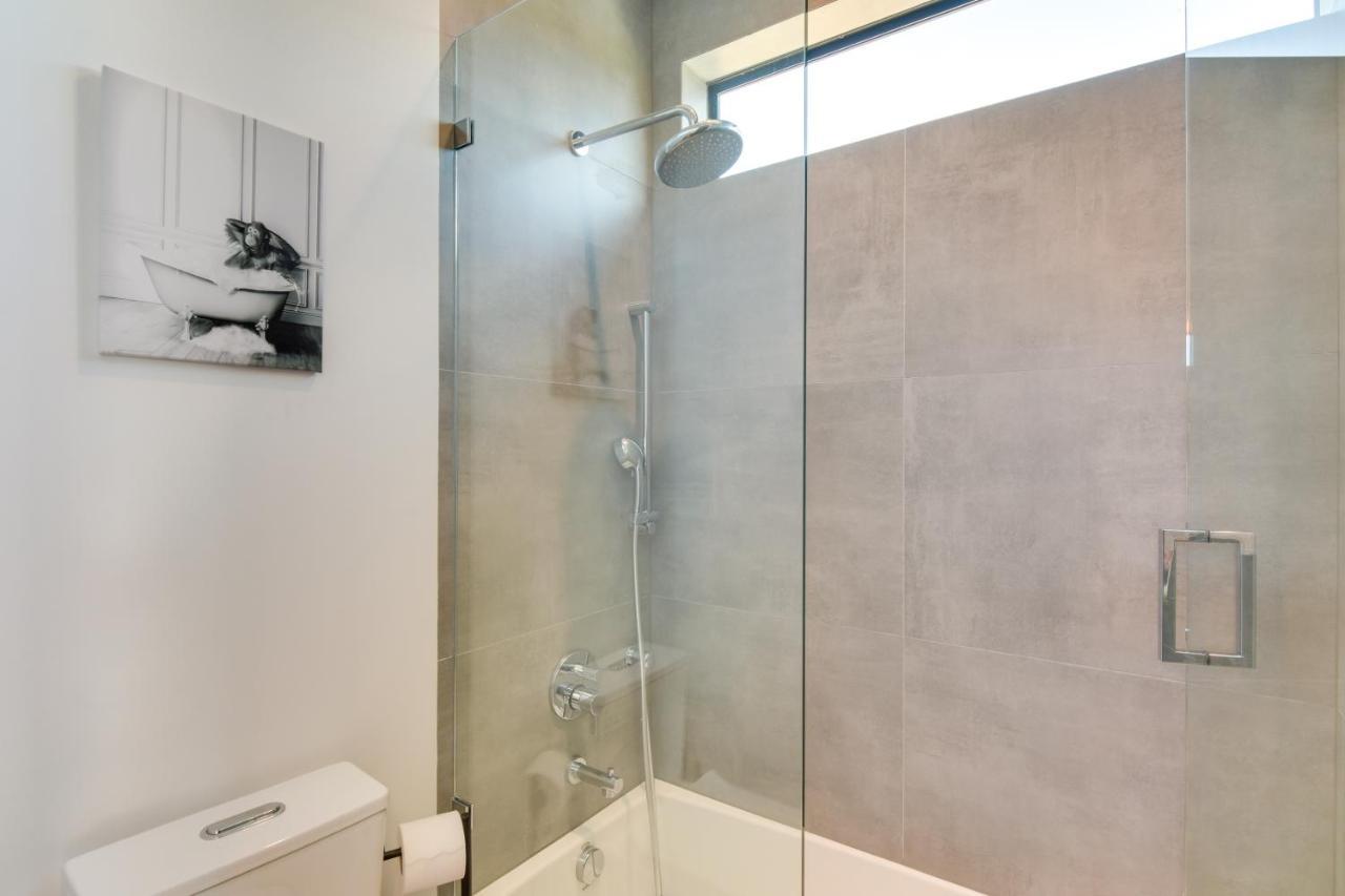Modern With Pool 1 Mi To Design District! Holiday home Miami