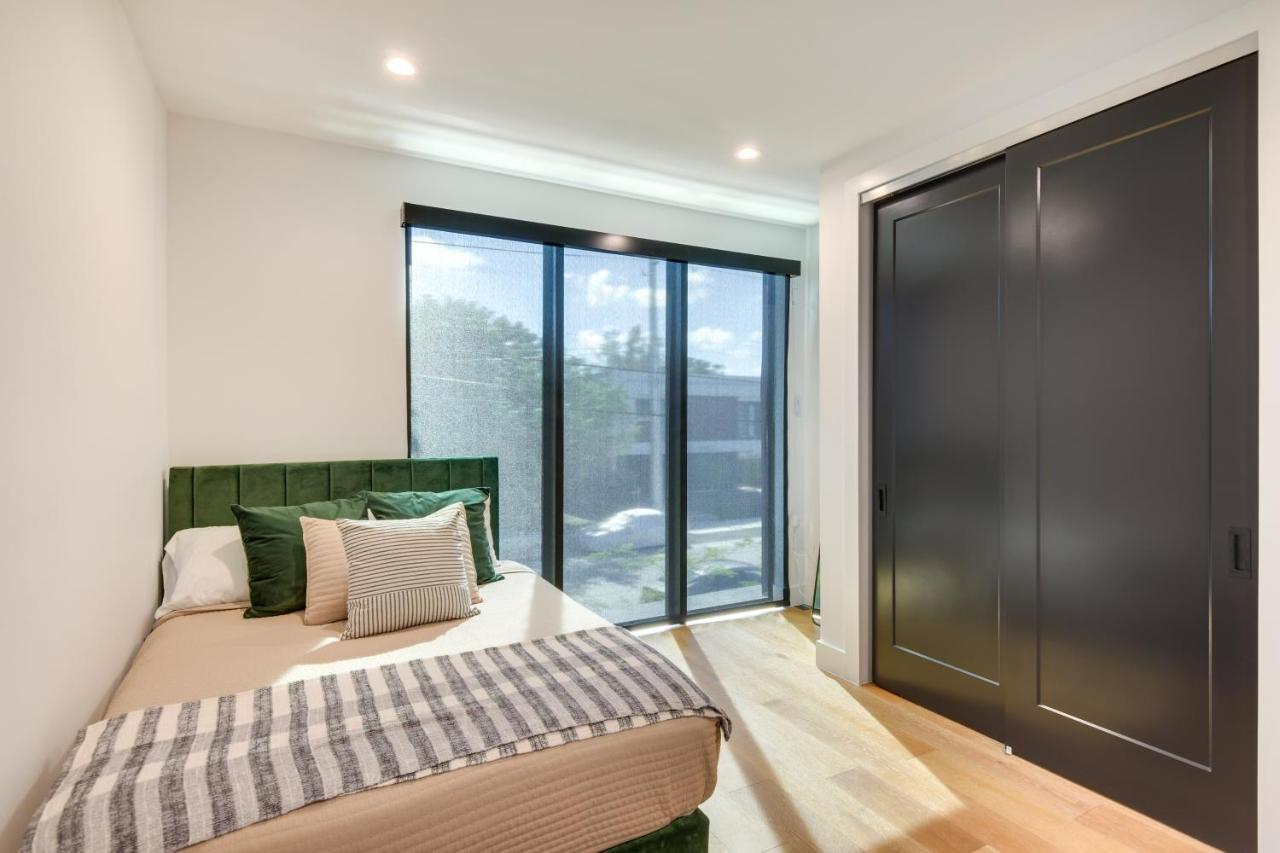 Modern With Pool 1 Mi To Design District! Holiday home