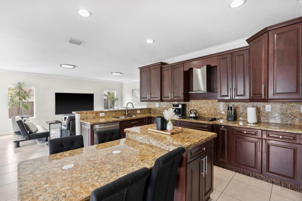 Villa Blanca 4bd Mega W Games Bbq And