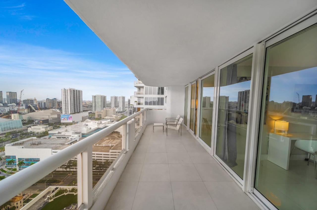 Bay Overlooking With Balcony Apartment Miami