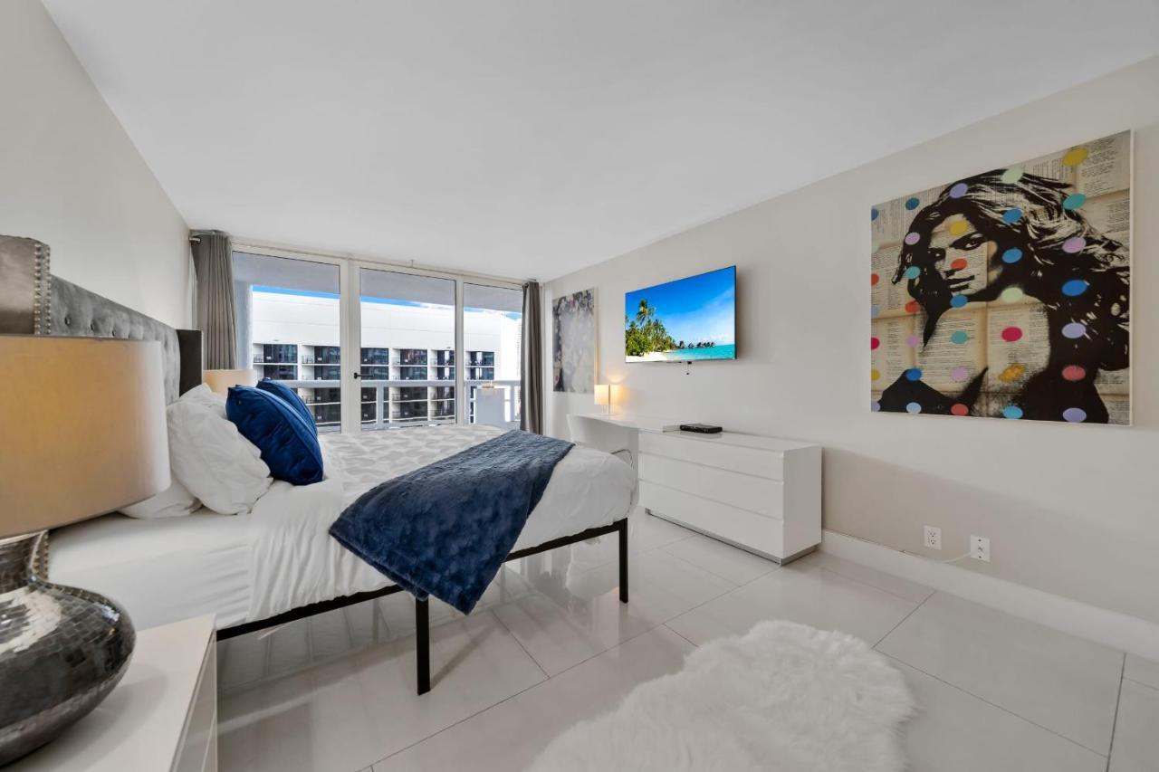 Bay Overlooking With Balcony Miami