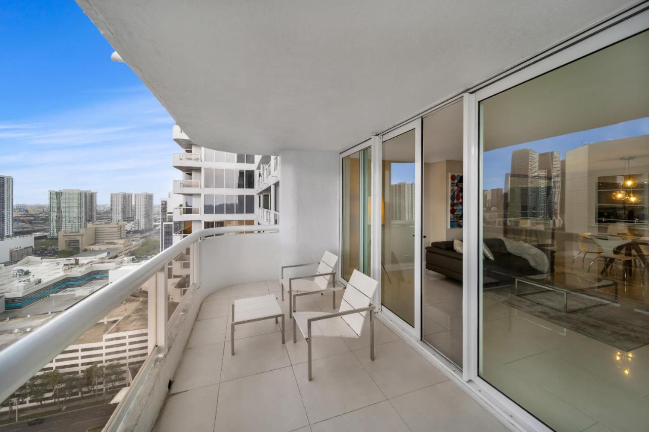 Bay Overlooking With Balcony Apartment Miami