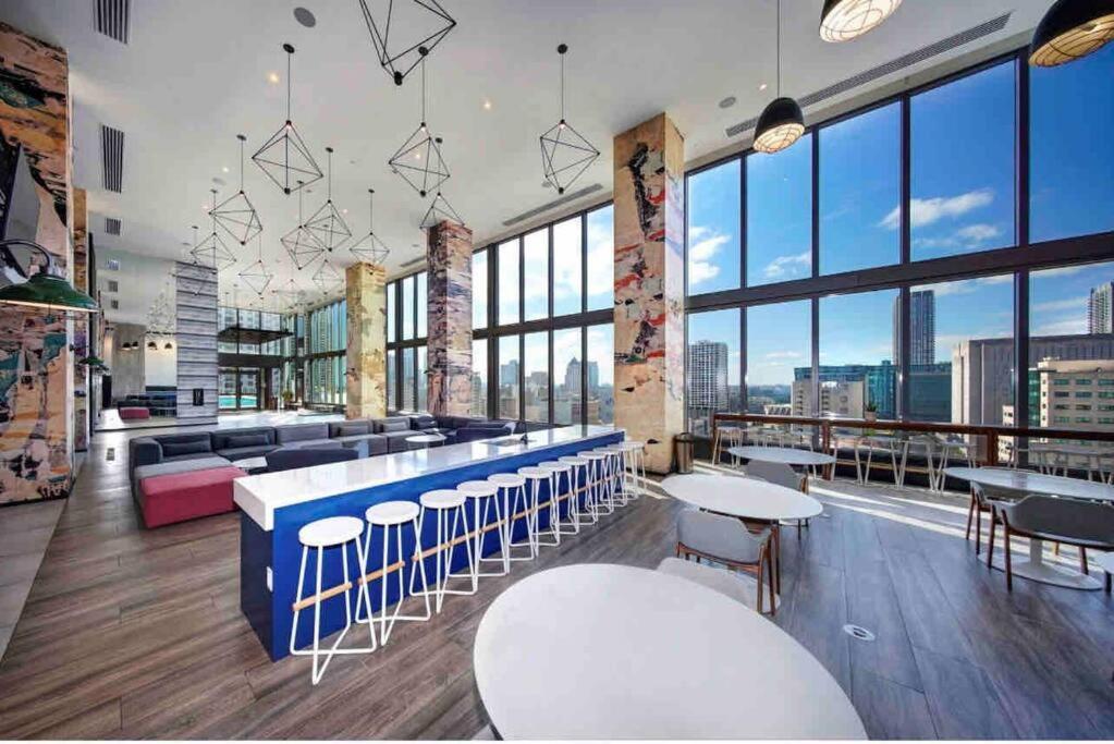 Vibrant Studio Downtown Apartment *