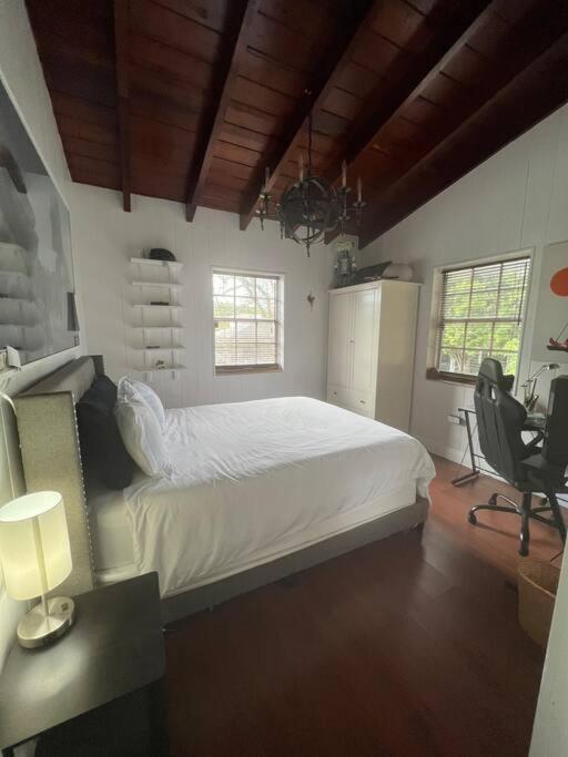 Rustica 5 Bedroom 3 Bath With Pool Next To River 1800 * Miami