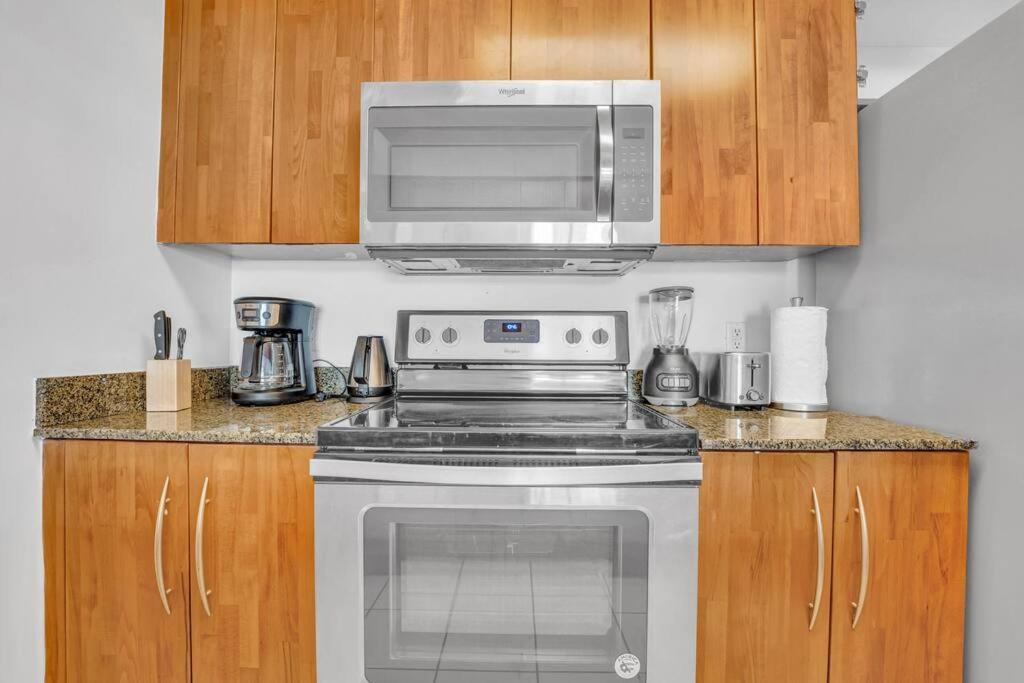 Apartment Unit •1 Bdr With Ocean And View•free Parking *