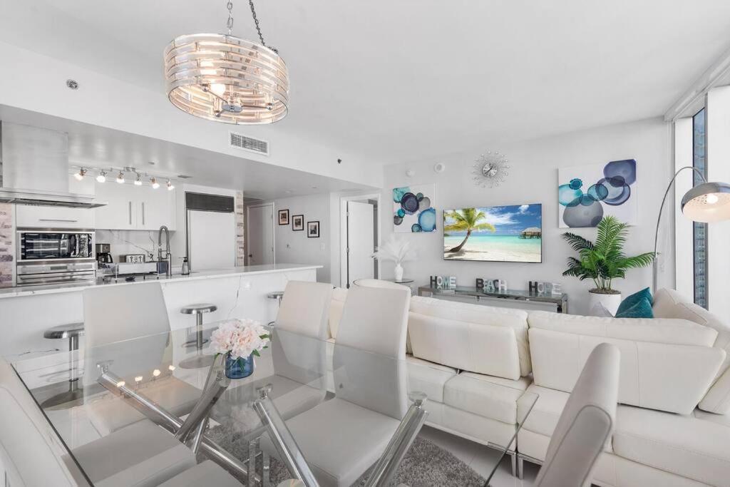 Penthouse Luxury Icon And W Panoramic Views Balcony In Brickell Apartment