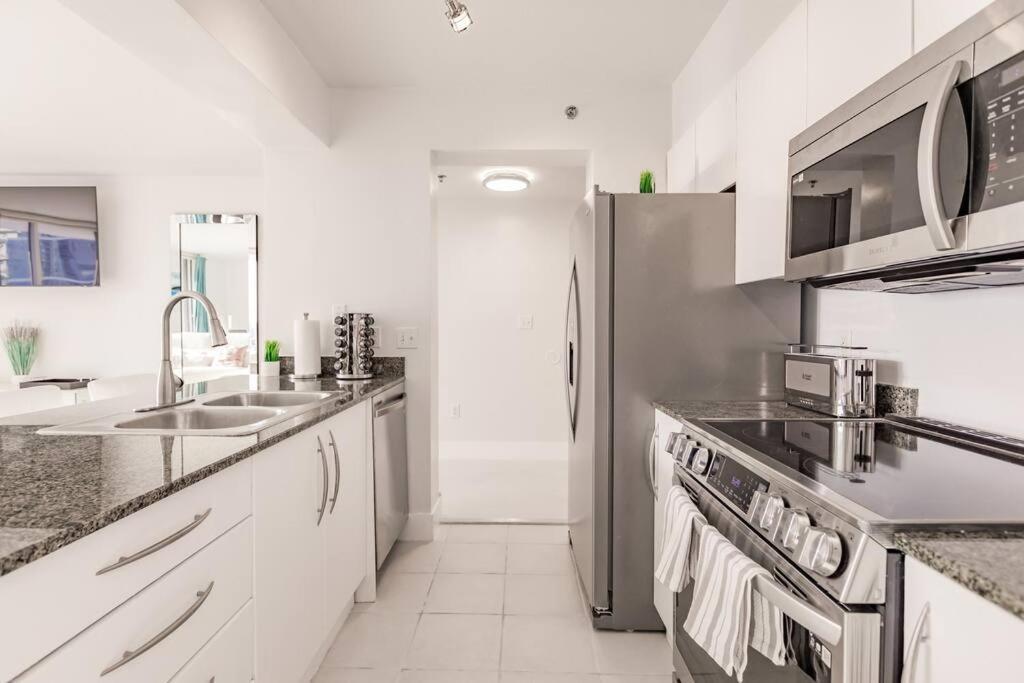 Apartment Upscale Brickell 3 Bedroom With Water Views And Free Parking *