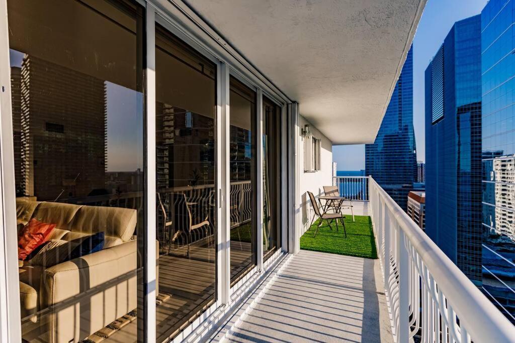 Upscale Brickell 3 Bedroom With Water Views And Free Parking *