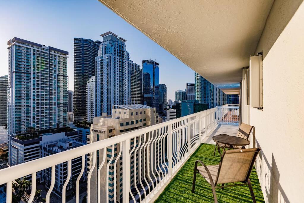 Upscale Brickell 3 Bedroom With Water Views And Free Parking Apartment *