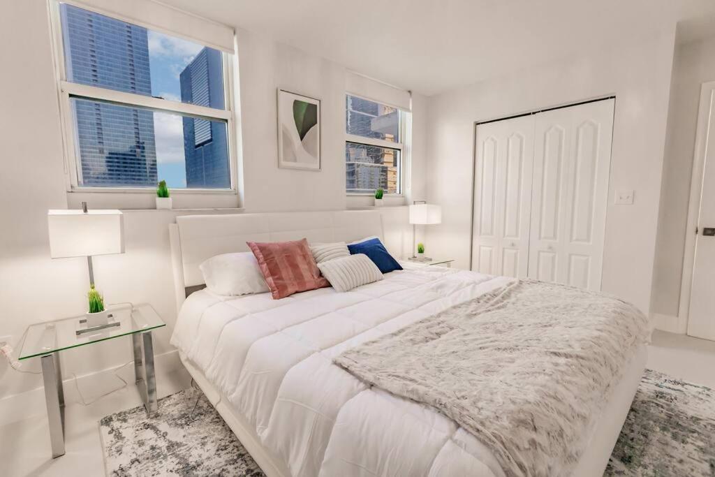 Upscale Brickell 3 Bedroom With Water Views And Free Parking Apartment Miami