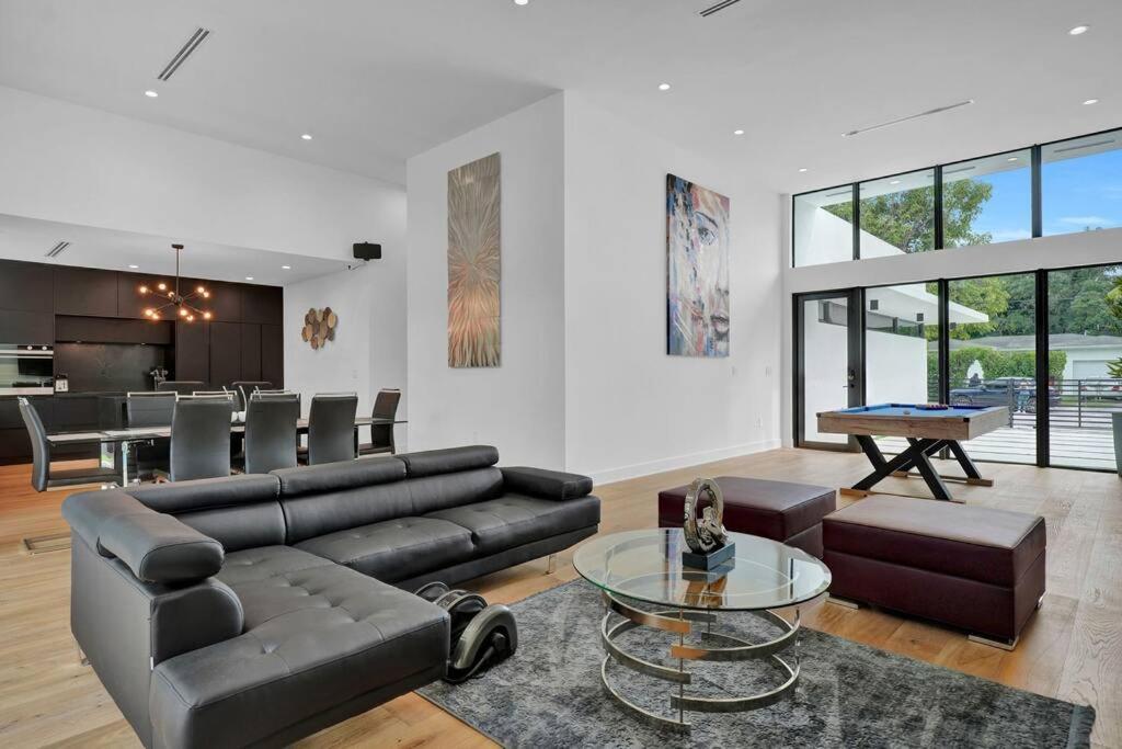 Design House -heated Pool -big Yard -gated Parking