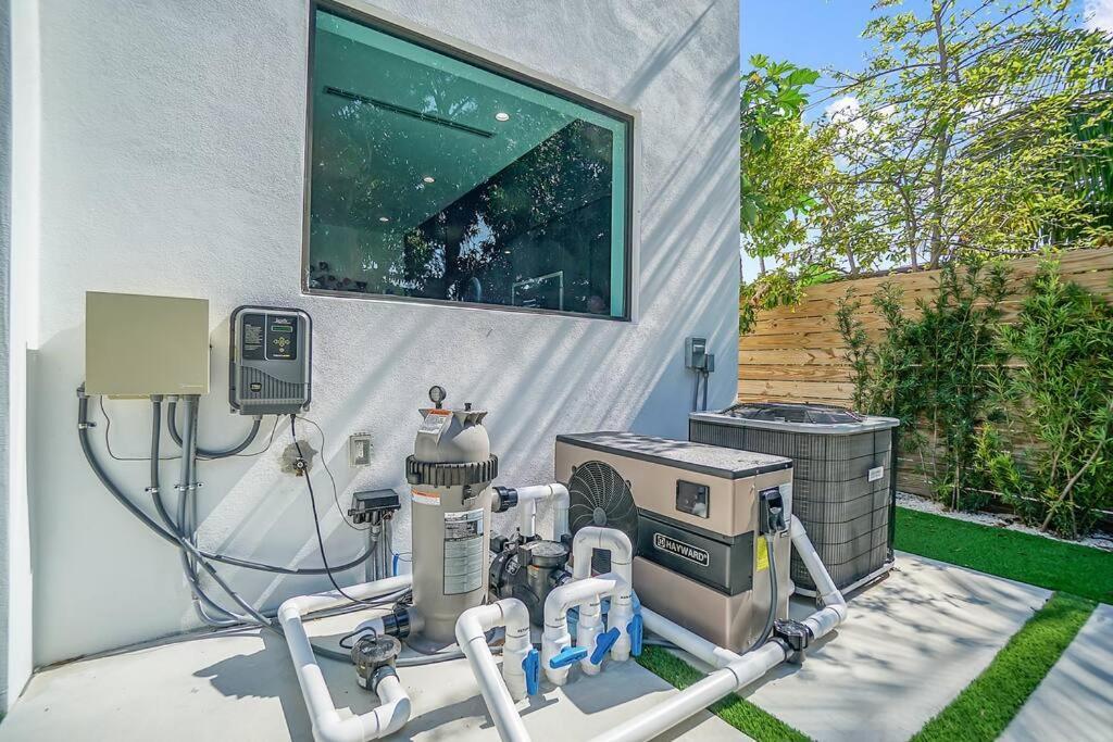 Villa Design House -heated Pool -big Yard -gated Parking